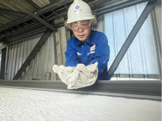 任华锋正在查看尿素产品质量。 任华锋正在查看尿素产品质量。