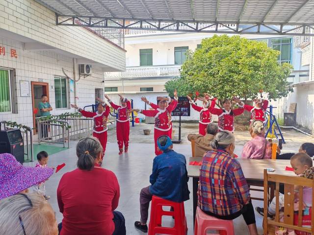千净村舞蹈队在蔚老社区表演