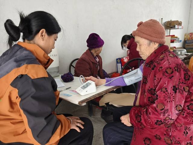 助老骨干上门为老人测量血压、血糖。