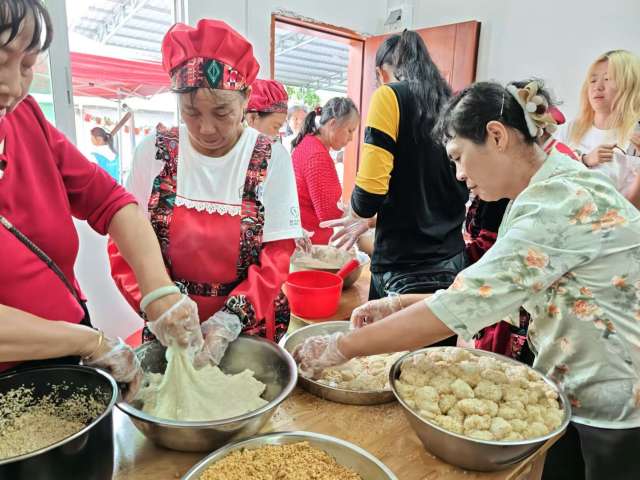 老年志愿者在千净村蔚老社区一起做麻糍