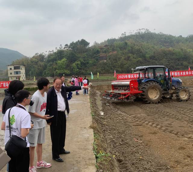 罗锡文院士现场指导肇庆丝苗米产业发展。 罗锡文院士现场指导肇庆丝苗米产业发展。