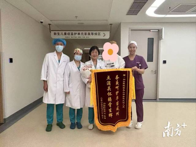 晨晨妈妈（右二）向和祐医院新生儿科医护人员赠送锦旗。