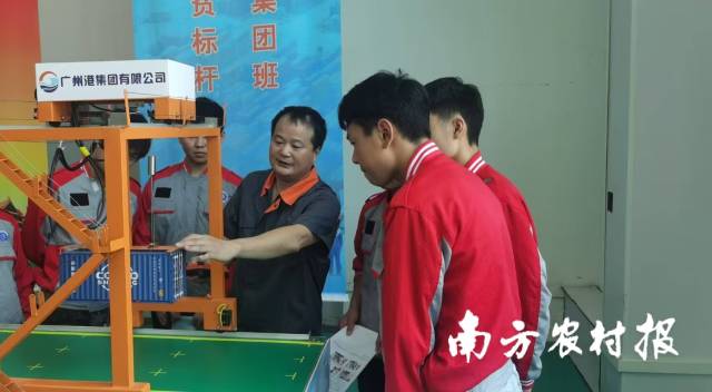 粤黔两省积极开展“广汽班”“广州港班”“华勤班”等订单班培训，帮助农村劳动力实现稳定就业。图为“广州港班”学生在进行实操模拟教学。