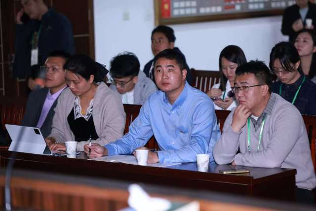 杭州一女子坠西湖,广东云浮一青年党员冒死营救