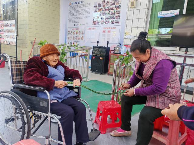 助老骨干在蔚老社区为老人服务