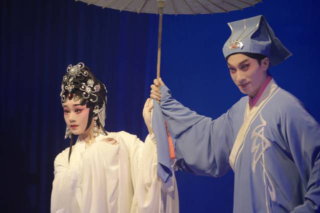 《白蛇传·情》剧照。广东粤剧院院长曾小敏饰演白素贞，广东粤剧院一团团长文汝清饰演许仙。 