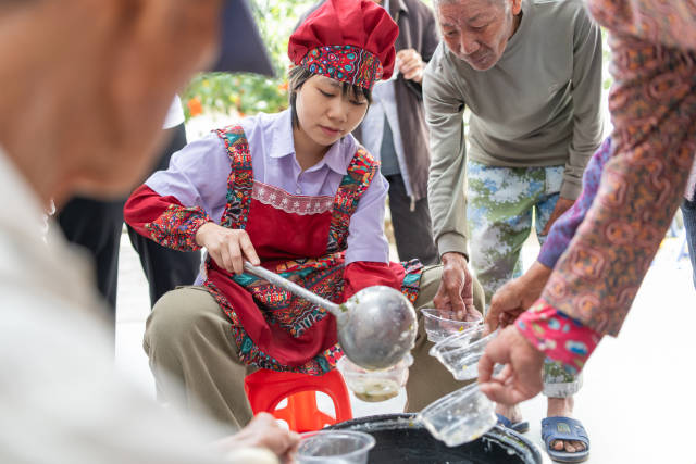 乐媛跟着老人们，感受不一样的生活方式