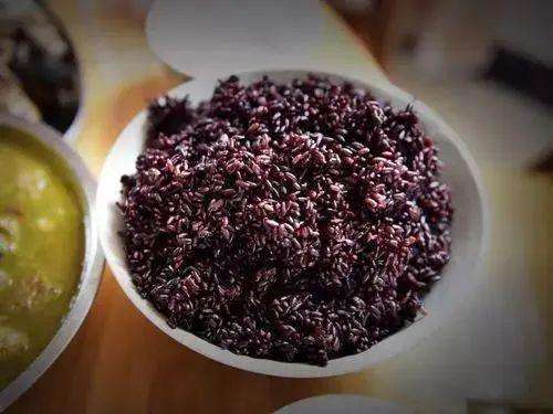 煮后醇软糯的融水紫黑香糯。图源:桂字号农研社 煮后醇软糯的融水紫黑香糯。图源:桂字号农研社