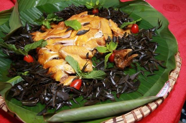 壮家人会做各种风味的七百弄鸡。图源:桂字号农业品牌 壮家人会做各种风味的七百弄鸡。图源:桂字号农业品牌