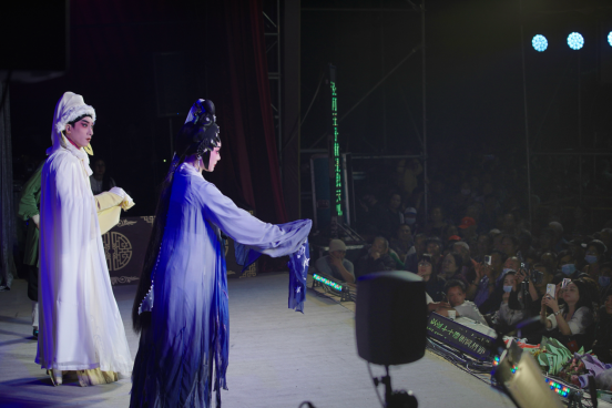 台下村民用手机记录剧团演出。&nbsp;