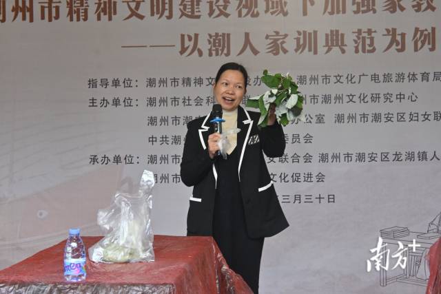 区级非遗“苎叶粿制作技艺”代表性传承人陈桂兰进行体验教学。 