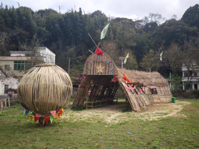 “狮子舞绣球”造型竹建筑。