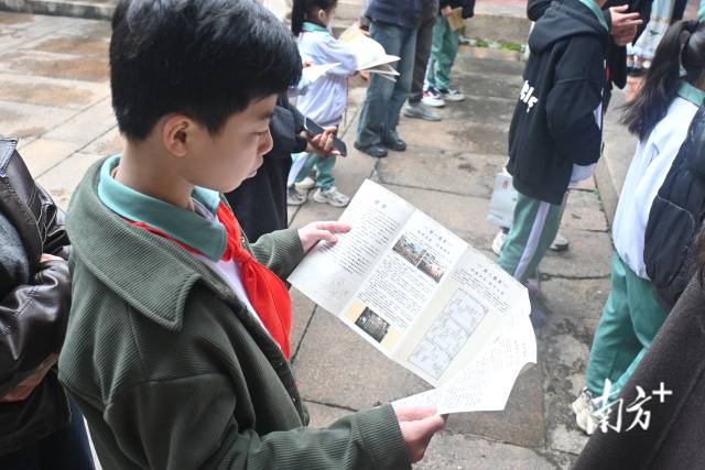 现场学生认真学习相关资料。