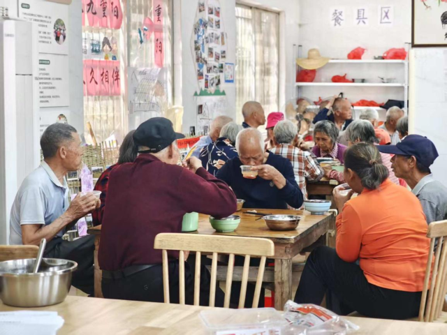 全国两会期间，农村养老保障问题成为社会关注热点。