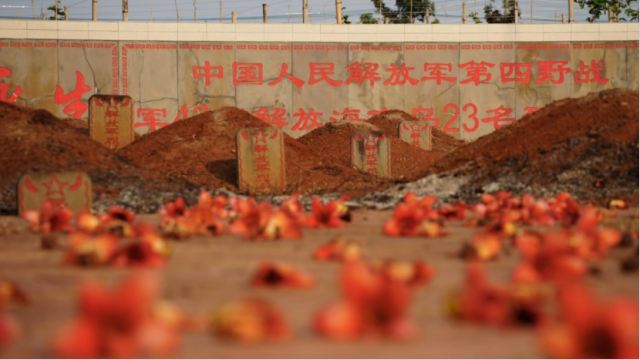 关连强为23座烈士墓添了石碑。