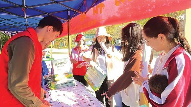 市民参观爱鸟护鸟主题展区。 