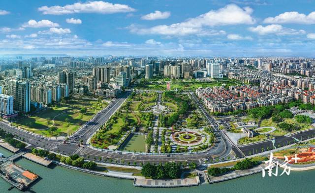 随着越来越多的公园广场、口袋公园相继建成开放，绿色逐渐成为汕头亮眼的底色。  受访者供图