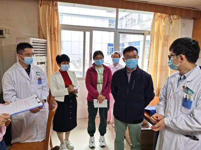 王儒平深入临床了解工作情况。