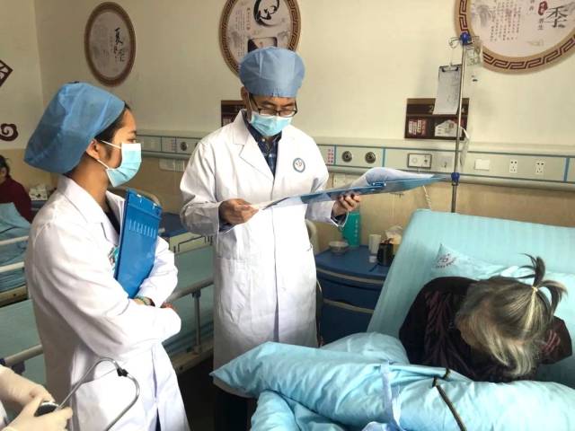 名医查房带教指导。  