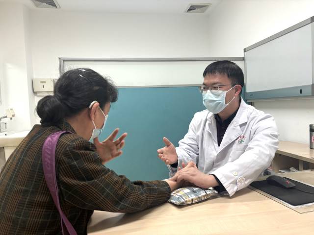 尽管门诊繁忙，王儒平总能照顾到患者的细微情绪。