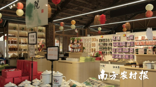 红旗茶厂打造集观光、休闲、文化体验于一体的旅游目的地。 红旗茶厂打造集观光、休闲、文化体验于一体的旅游目的地。