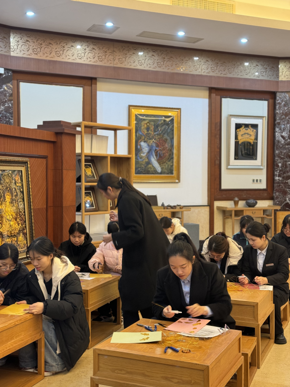 游客体验广府金绣制作（受访者供图）