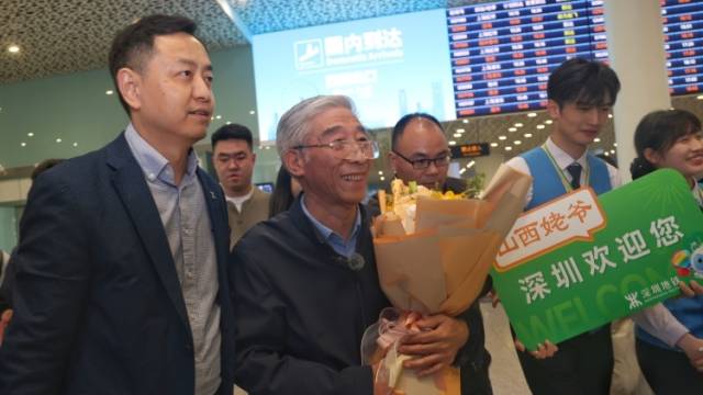 “山西姥爷”飞抵深圳，感叹：好暖和！