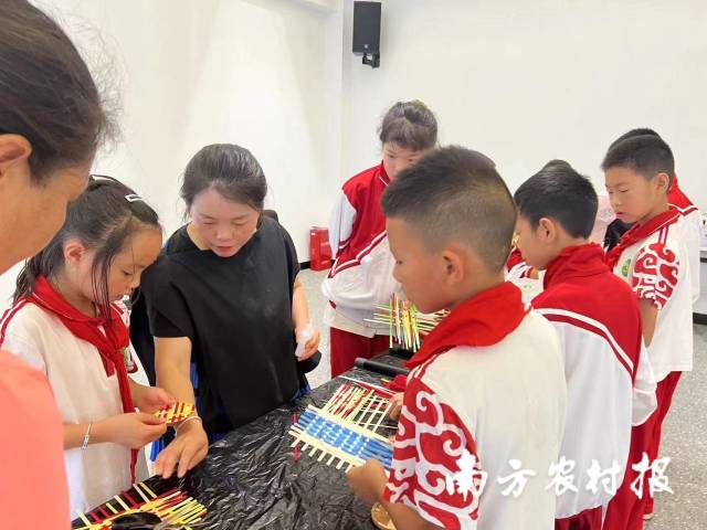 学生体验非遗竹编。 学生体验非遗竹编。