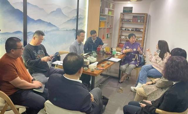 吉林圣一与一众企业代表热烈探讨。