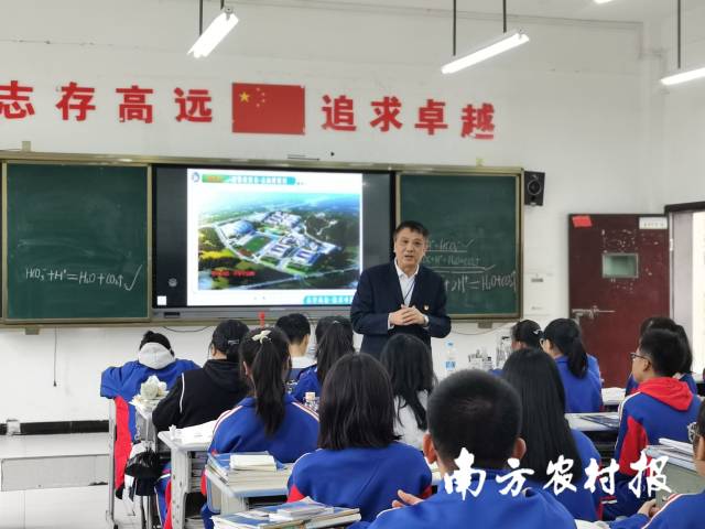 广州选派优秀教师团队赴黔南挂职支教。 广州选派优秀教师团队赴黔南挂职支教。