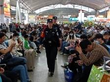 4日广州南预计到发73万人次！广铁公安继续严打黑车拉客等违法行为