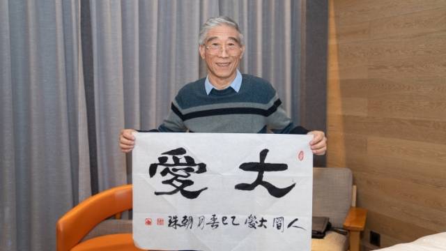 “大爱”！“山西姥爷”用书法点赞深圳网友