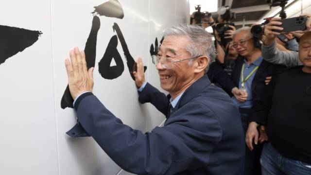 “山西姥爷”来深圳地铁了！激动地抱住了“大冬瓜”