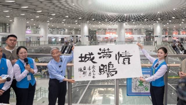 与站名同框，现场挥毫泼墨，“山西姥爷”打卡深圳地铁留下真情“告白”