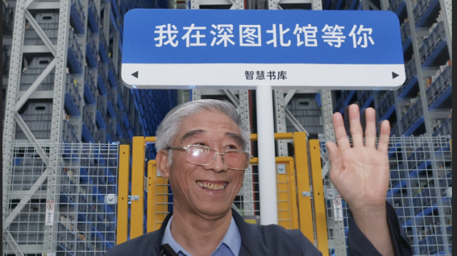 仰望深圳图书馆“太空电梯”，“山西姥爷”惊叹：高科技在深圳！