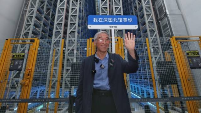 打卡“魔法图书馆”，“山西姥爷”惊叹：高科技就在深圳