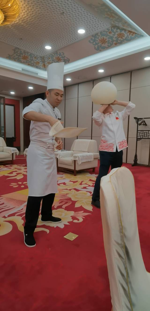 太原观制面师傅表演：蹬独轮车头顶刀削面、晋南行吟吹面团气球、晋南行吟抛面团为面手帕等。晋南行吟