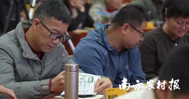 学员翻看元宝手册。 学员翻看元宝手册。