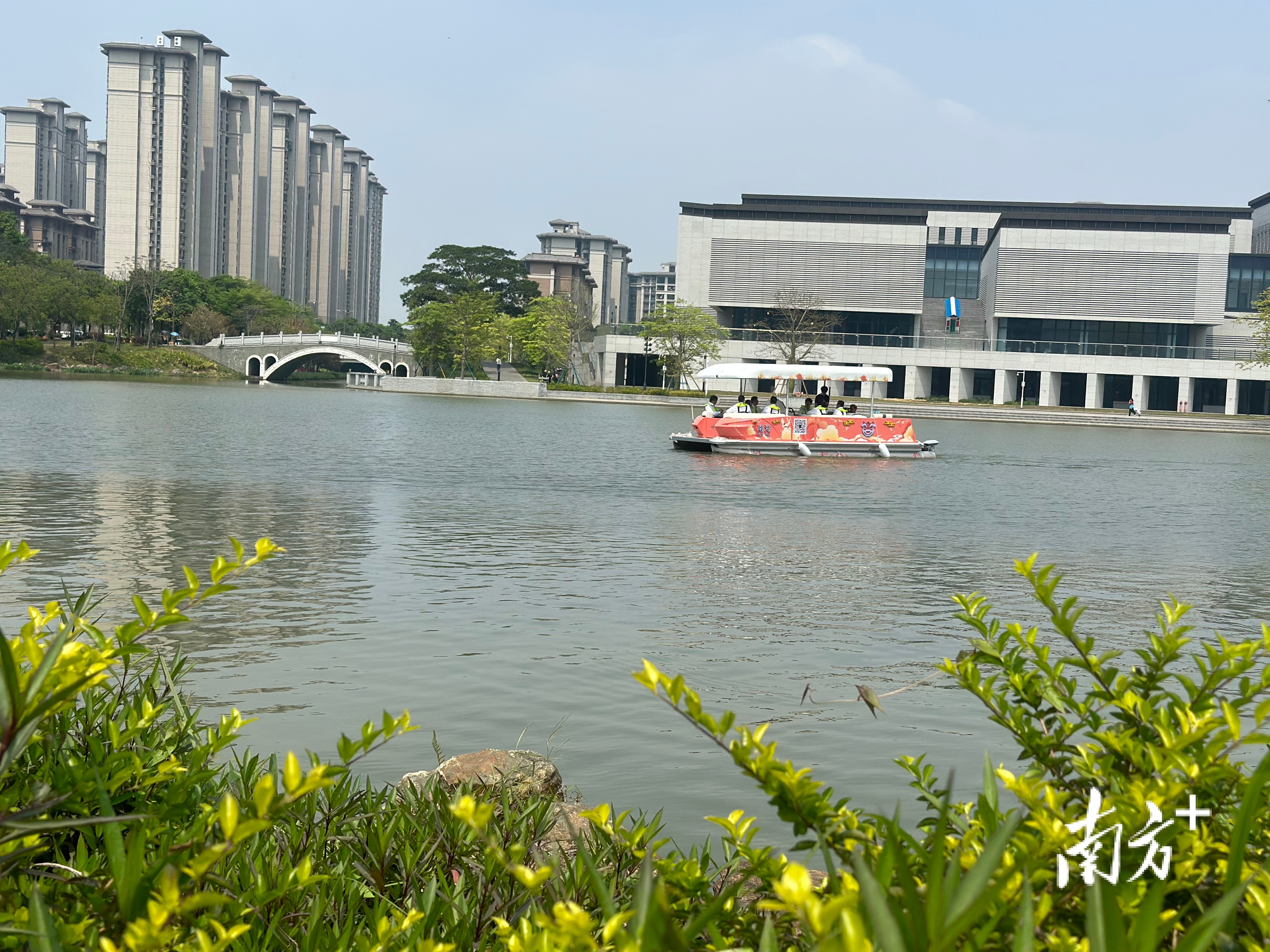 听音湖氢能游船投运仪式后,与会嘉宾参与游船体验。