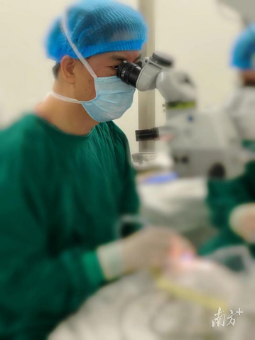 转诊当晚，市一医院眼科即为患者实施手术。   受访单位供图