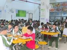 阳东区推出“明橱亮照 + 每日晒餐”新举措，守护师生 “舌尖上的安全”
