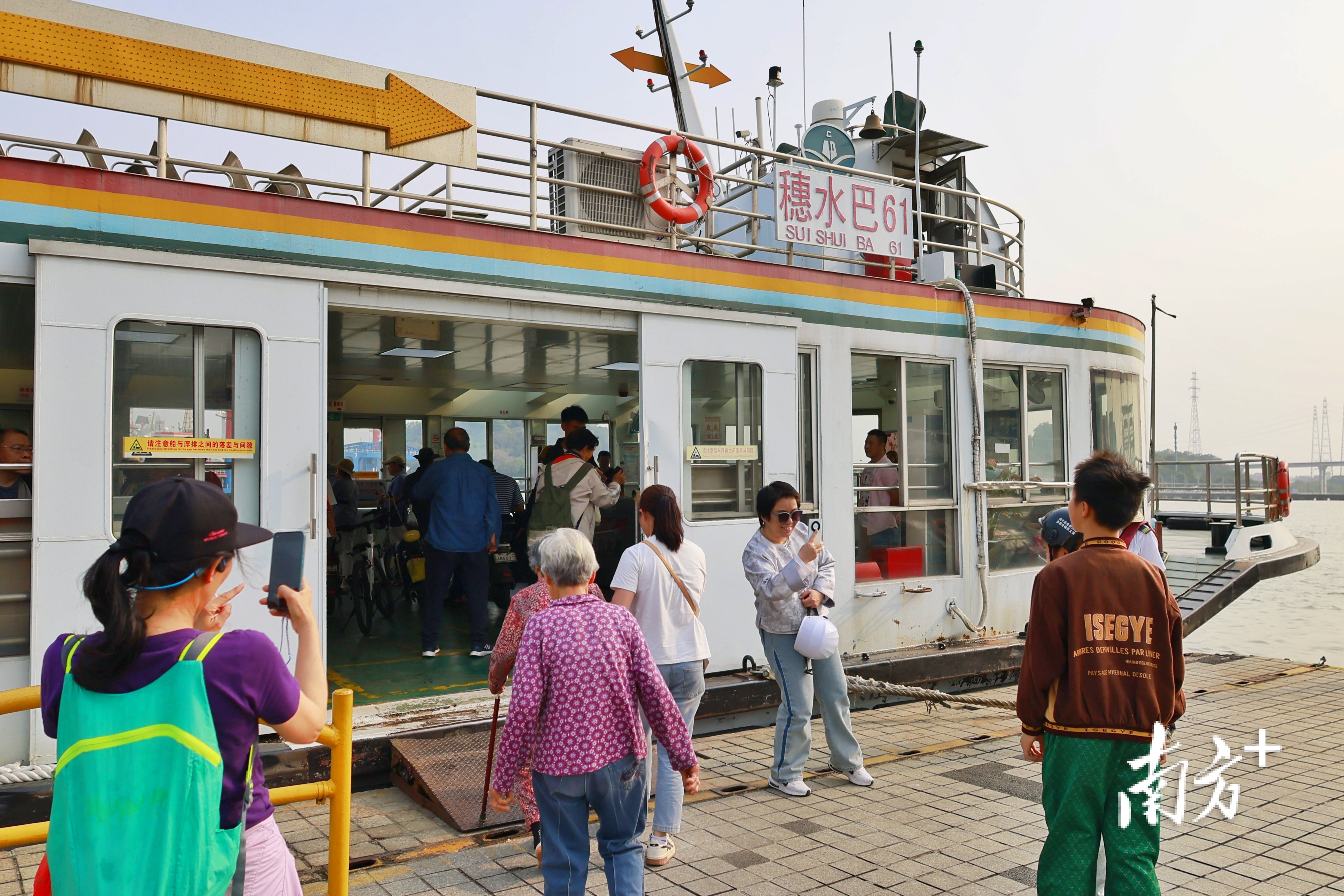 在码头上打卡的市民游客络绎不绝，都想用镜头留住这段航线最后的美好回忆。