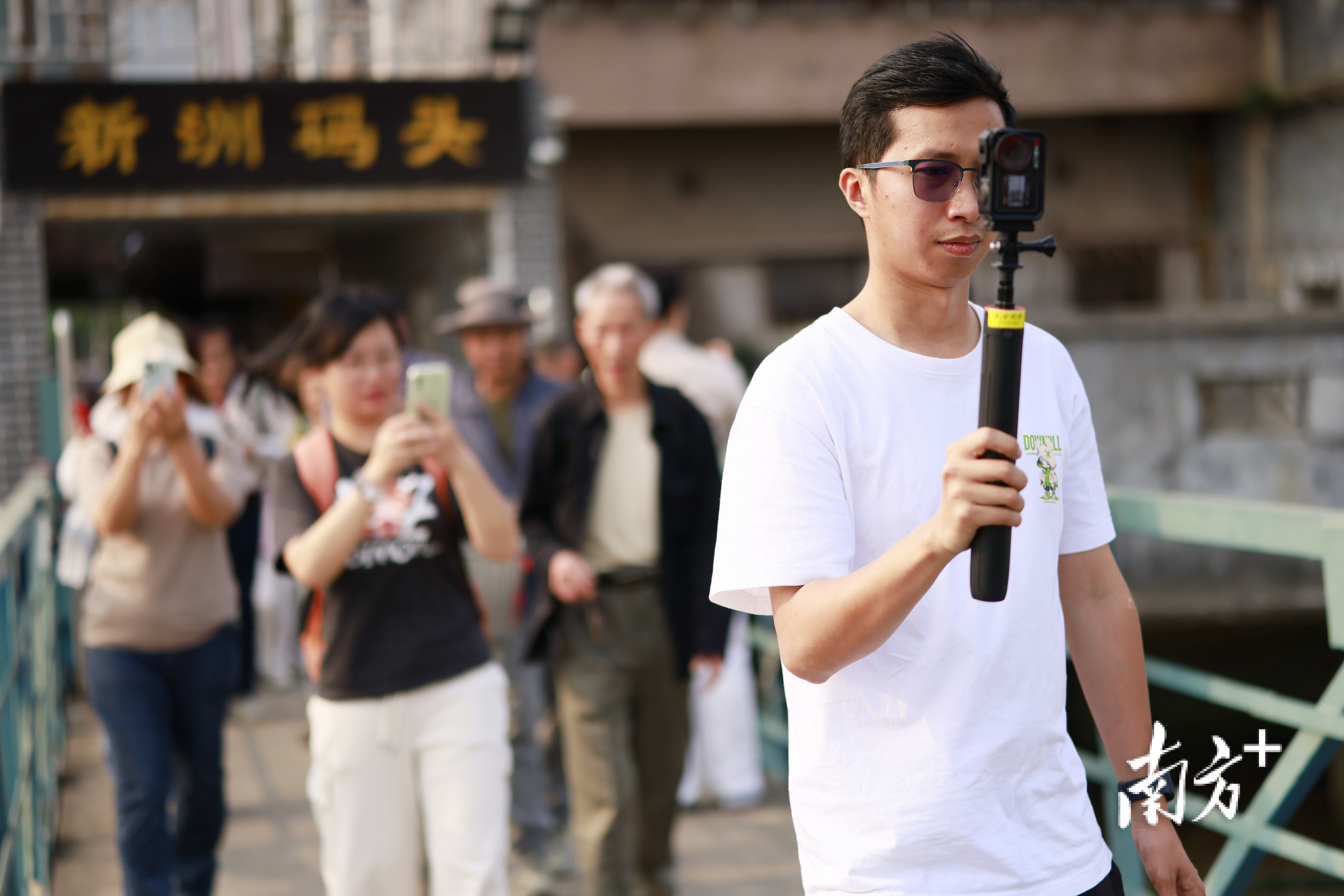 在码头上打卡的市民游客络绎不绝，都想用镜头留住这段航线最后的美好回忆。