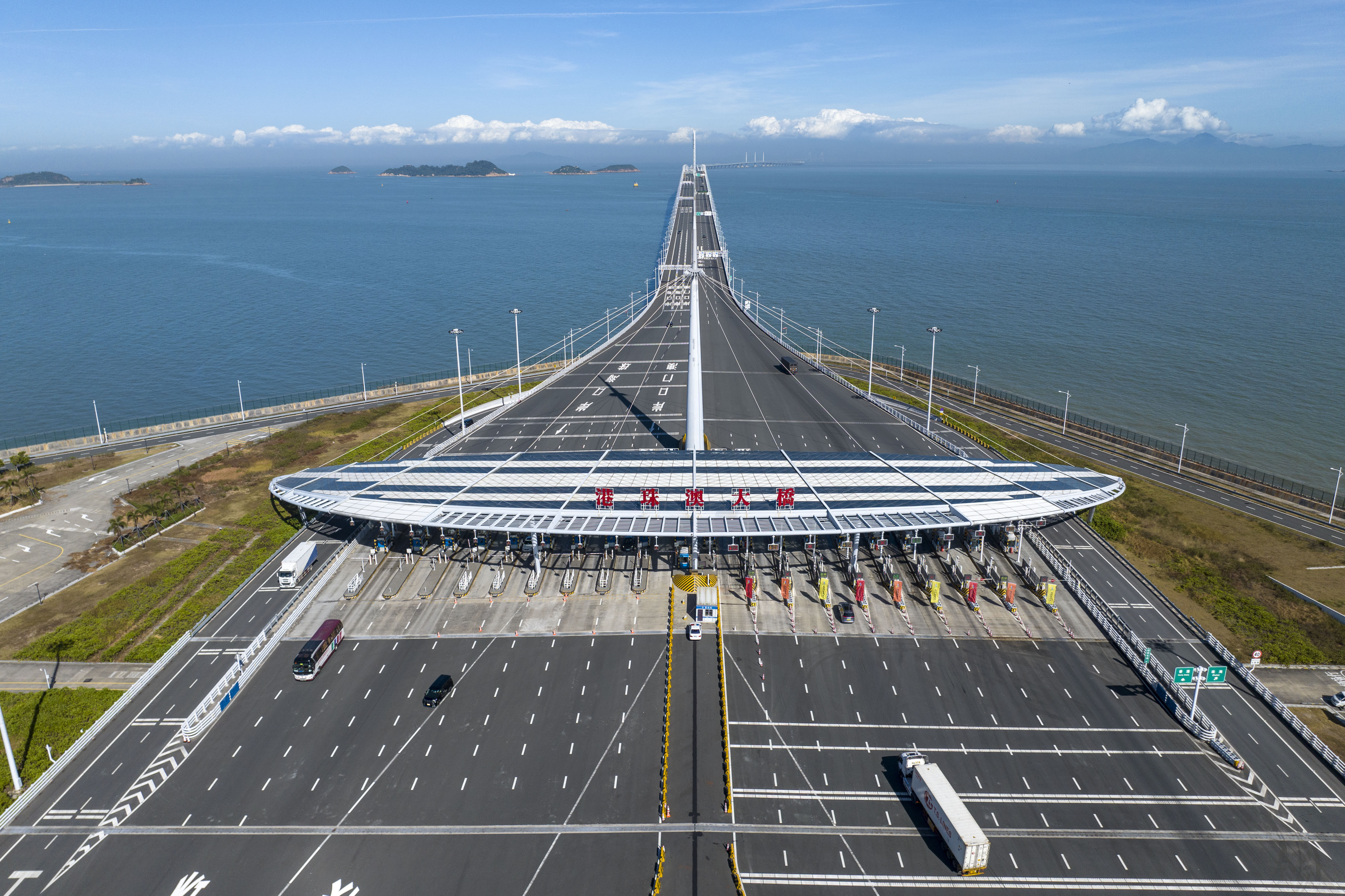 就可以乘坐旅游大巴可以驶入港珠澳大桥啦!