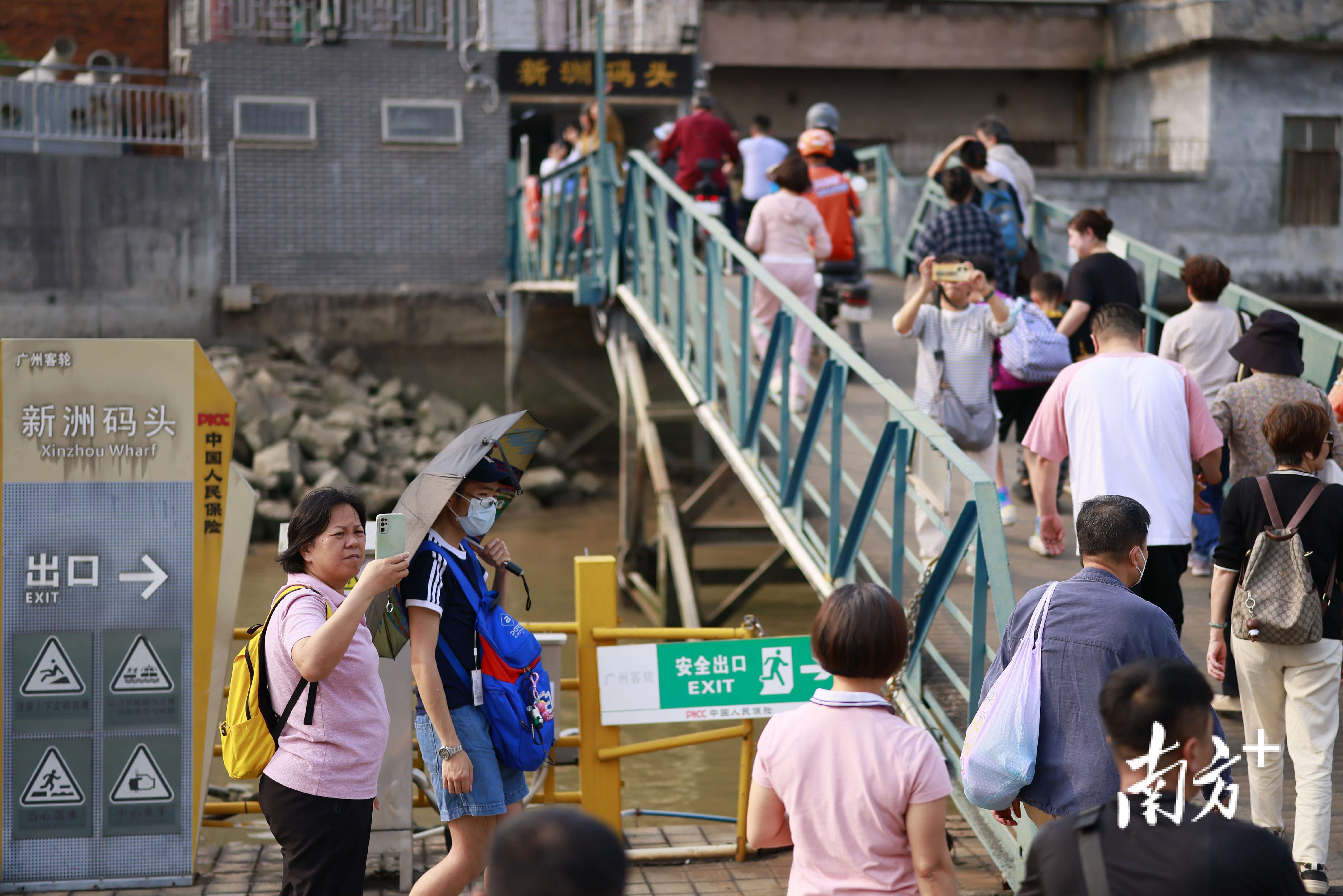 在码头上打卡的市民游客络绎不绝，都想用镜头留住这段航线最后的美好回忆。