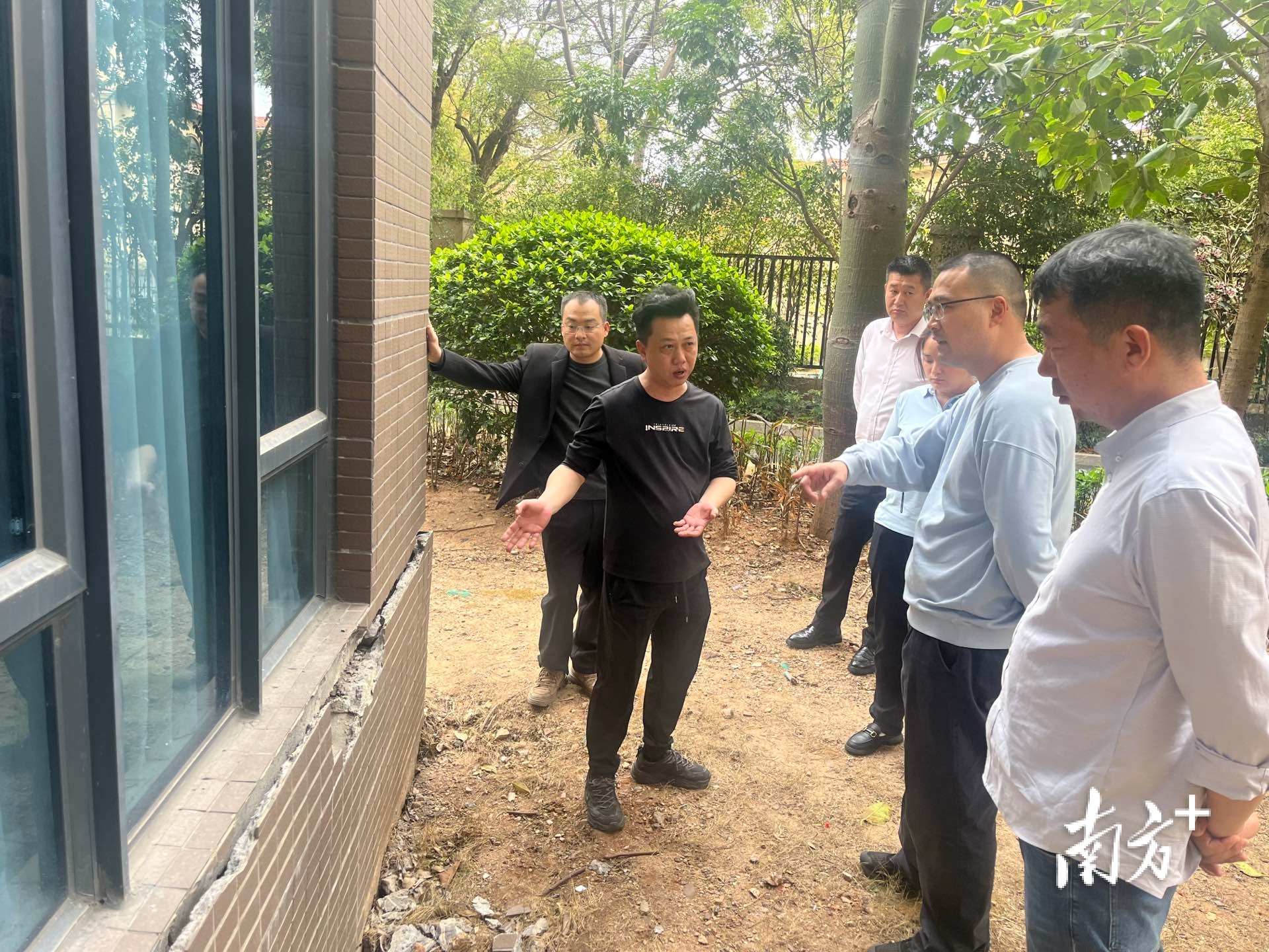 中铁隧道局组建“党员技术攻坚队”在某小区装饰层开裂事件中，技术团队第一时间赶赴现场勘察。