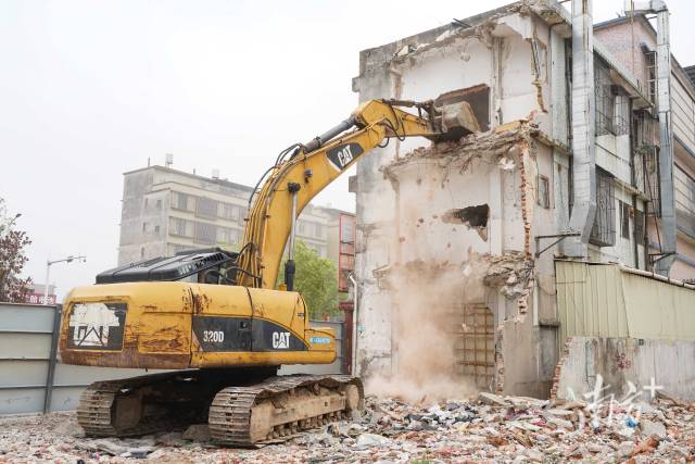 如何安全高效地进行建筑物拆除工作？