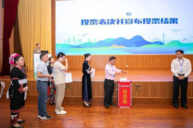 全省各領(lǐng)域鄉(xiāng)村工匠158位會員現(xiàn)場民主投票選舉理事會,、監(jiān)事會。攝影：吳秒衡
