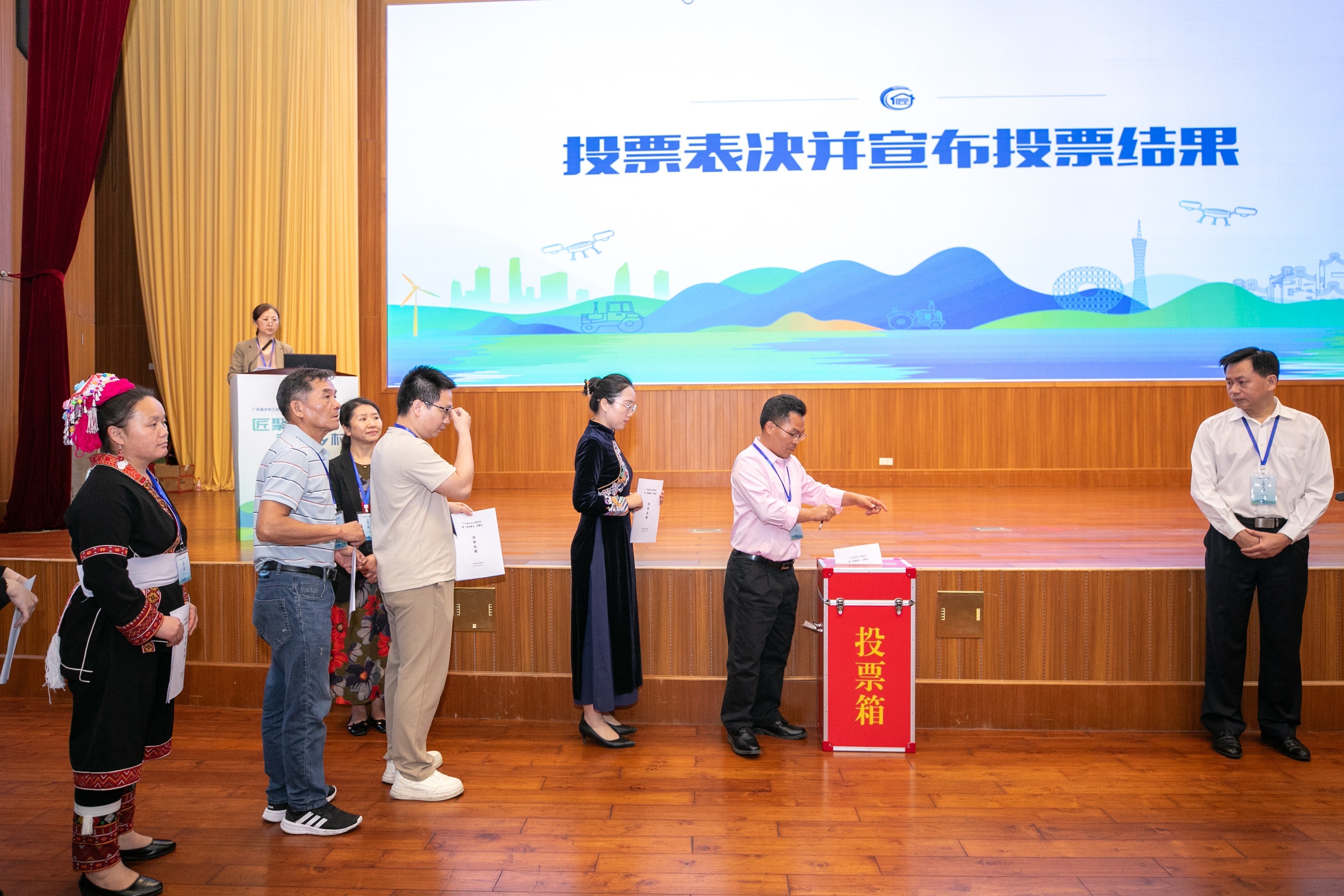 全省各領(lǐng)域鄉(xiāng)村工匠158位會(huì)員現(xiàn)場(chǎng)民主投票選舉理事會(huì)、村工<strong>WhatsApp%E3%80%90+86%2015855158769%E3%80%91car%20door%20installer%20and%20remover%20jack%20lift%20hoist</strong>监事会。匠协摄影:吴秒衡 全省各领域乡村工匠158位会员现场民主投票选举理事会、首个省乡监事会。广东摄影:吴秒衡