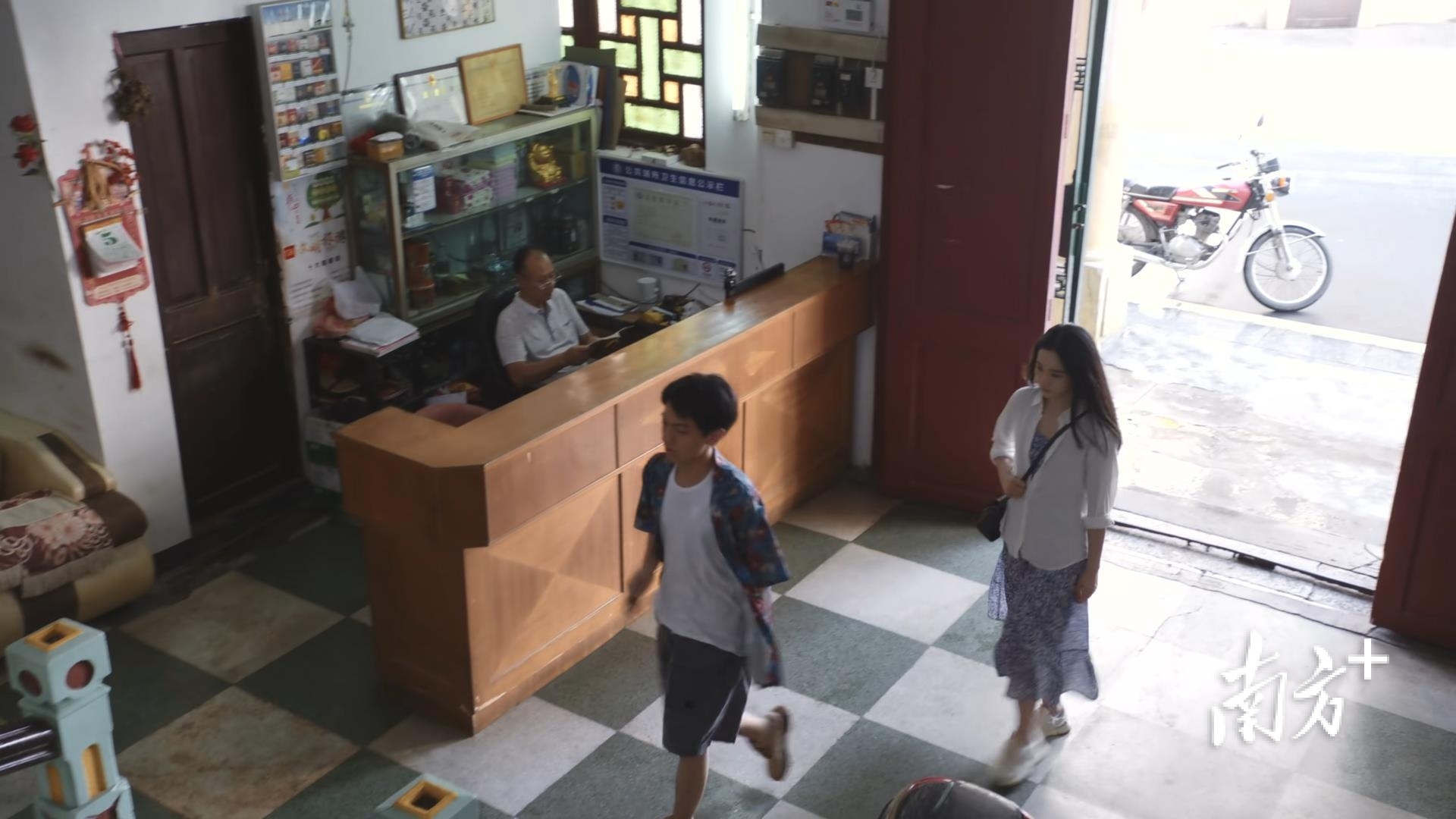 《乌云之上》中出现的台山市东风旅馆。截图自《乌云之上》